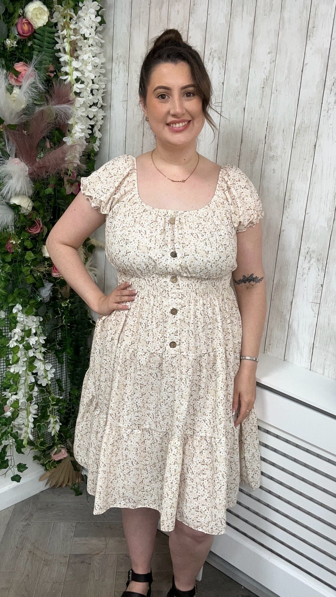 Ditsy beige onesize 12-24